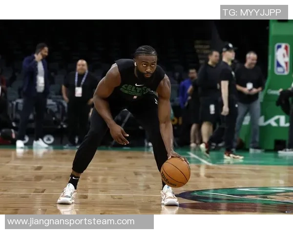 杰伦布朗首节火力全开独得16分但球队仍落后11分苦苦追赶